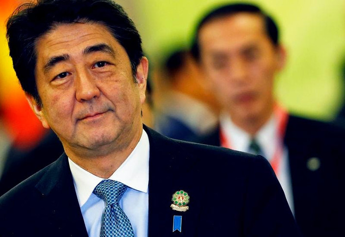 Năm 1999, ông Abe là Chủ tịch Ủy ban Phúc lợi Xã hội của Hạ viện Nhật Bản. Đến năm 2000, ông giữ chức Phó Chánh văn phòng Nội các trong Chính phủ nhiệm kỳ thứ hai của Thủ tướng Mori Yoshirō. Tháng 4/2001, ông làm Phó Chánh văn phòng Chính phủ trong Chính phủ của Thủ tướng Koizumi Junichirō. Ảnh: Reuters.