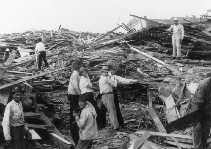 Theo Reuters, bão Galveston là một trong những trận bão kinh hoàng nhất trong lịch sử nước Mỹ. Cơn bão mạnh cấp 4 này đã đổ bộ vào thành phố Galveston, bang Texas, vào năm 1900, khiến gần 8.000 người thiệt mạng và phá hủy 3.600 ngôi nhà. (Nguồn ảnh: Reuters)