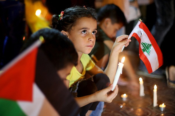 Người dân Palestine thắp nến bày tỏ tình đoàn kết với nhân dân Li Băng, tại Rafah, phía nam Dải Gaza.