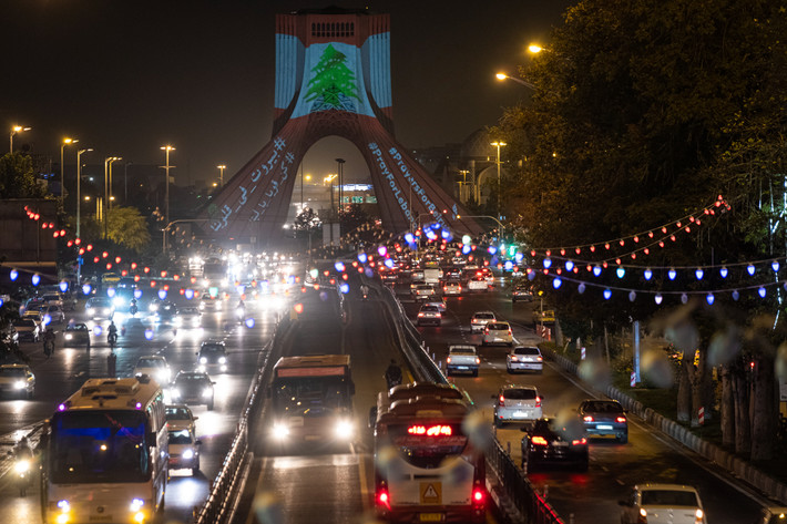 Cờ Li Băng xuất hiện trên đài tưởng niệm Azadi ở Tây Tehran, Iran.