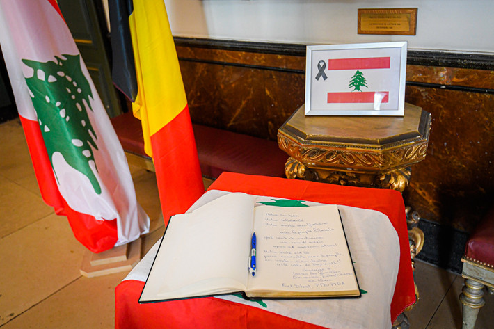 Cuốn sổ ghi những lời chia buồn gửi tới nạn nhân vụ nổ Beirut tại Tòa thị chính Brussels, Bỉ.