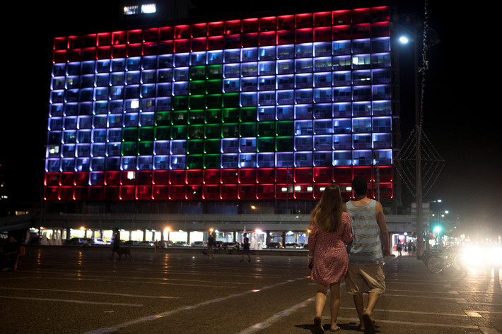 Hình ảnh cờ Li Băng trên tòa nhà ở Tel Aviv, Israel.