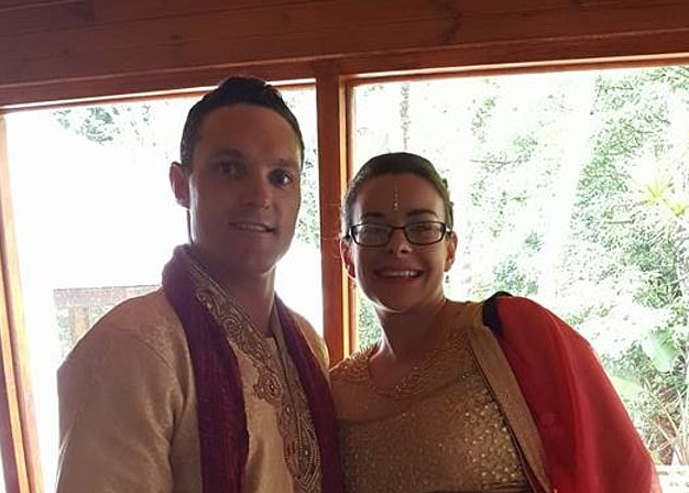 Pearce, một người lướt sóng, mô tả hành động của Rapley để cứu vợ là "vô cùng dũng cảm".