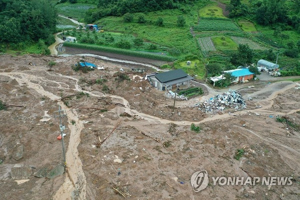 Một ngôi làng ở Gokseong bị tàn phá trong trận sạt lở đất ngày 8/8.