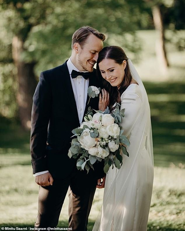 Theo Daily Mail, Thủ tướng Phần Lan Sanna Marin, 34 tuổi, kết hôn với người bạn đời lâu năm Markus Raikkonen trong buổi lễ được tổ chức tại dinh Kesaranta hôm 1/8. Chỉ khoảng 40 khách mời là thành viên gia đình hai bên và những người bạn thân nhất của cô dâu chú rể được mời tham dự lễ cưới do ảnh hưởng dịch COVID-19. Ảnh: Daily Mail.