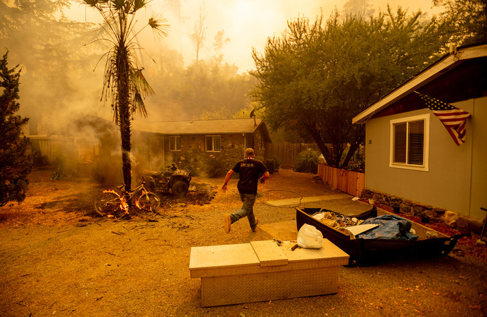 Tính đến ngày 24/8, 585 đám cháy rừng đã bùng phát ở California, thiêu rụi 400.000 ha và khiến hơn 100.000 người phải sơ tán để đảm bảo an toàn.