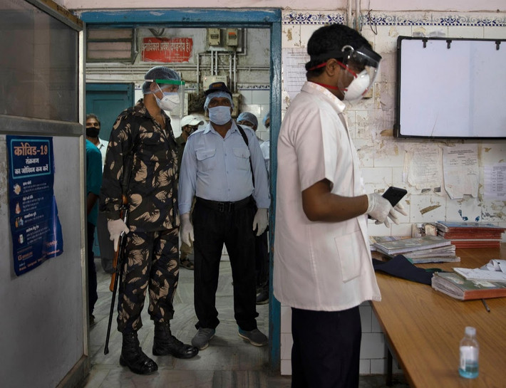 Bác sĩ tâm lý Kumar Gaurav nhận lời mời về làm việc tại Bệnh viện Jawahar Lal Nehru 9 năm trước. Hiện giờ, sau khi một số bác sĩ mắc COVID-19 còn những người khác từ chối làm việc, bác sĩ Kumar "bất đắc dĩ" trở thành người đứng đầu của bệnh viện này trong cuộc chiến chống COVID-19. Được biết, bệnh viện Jawahar Lal Nehru đang đối mặt với nhiều khó khăn.