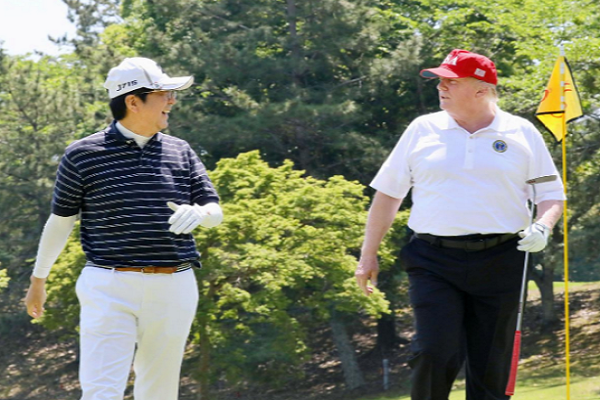 Có thể nói, đấu giao hữu golf đã trở thành hoạt động truyền thống khi hai nhà lãnh đạo này gặp nhau. Ảnh: Reuters.