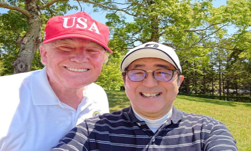 Tổng thống Trump còn chụp ảnh "tự sướng" với Thủ tướng Abe tại sân golf Mobara ở Mobara, tỉnh Chiba, ngày 26/5/2019. Ảnh: Reuters.