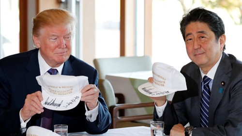 Trong sân golf, hai nhà lãnh đạo đã đội mũ có dòng chữ "Donald và Shinzo khiến liên minh vĩ đại hơn". Ảnh: Reuters.