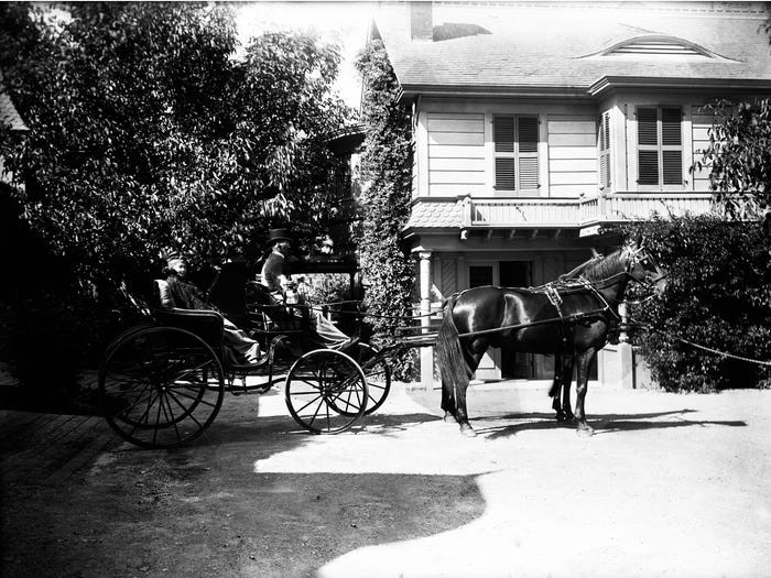 Năm 1885, góa phụ Sarah Winchester chuyển tới một ngôi nhà ở California để bắt đầu cuộc sống mới.