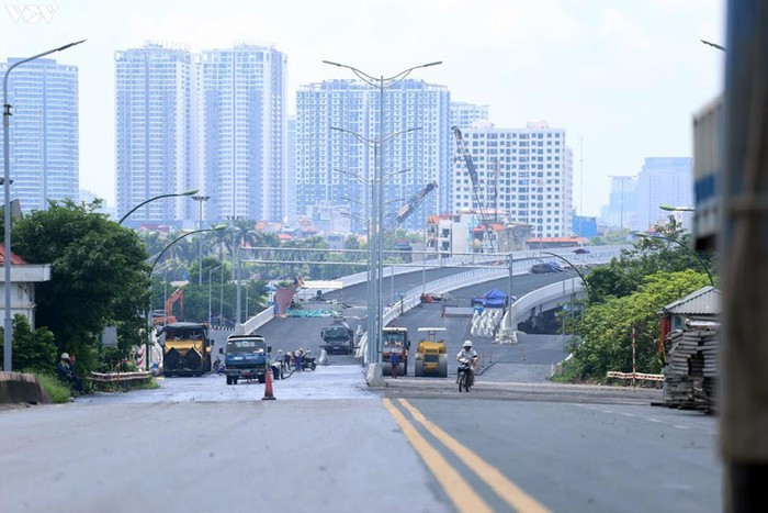 Đơn vị thi công sẽ sử dụng bê tông siêu tính năng có cốt sợi thép chịu biến dạng cao phủ lên bản thép mặt cầu rồi mới đổ bê tông nhựa.