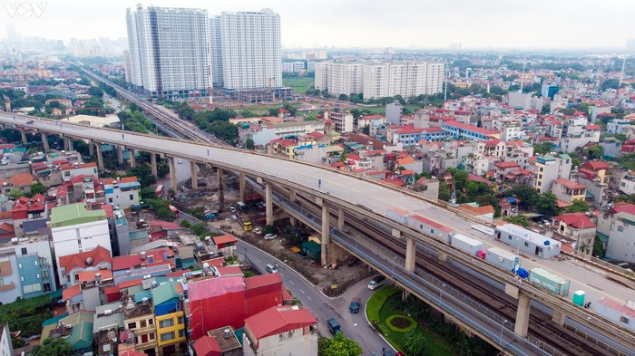 Theo đại diện Công ty Cổ phần thương mại, tư vấn và xây dựng Vĩnh Hưng (đơn vị sửa chữa cầu Thăng Long), công đoạn cào bóc lớp nhựa mặt cầu Thăng Long hiện đã hoàn tất 100%. Thời gian tới, đơn vị sẽ đẩy nhanh tiến độ thi công, đảm bảo các yêu cầu về chất lượng và tuổi thọ của công trình.