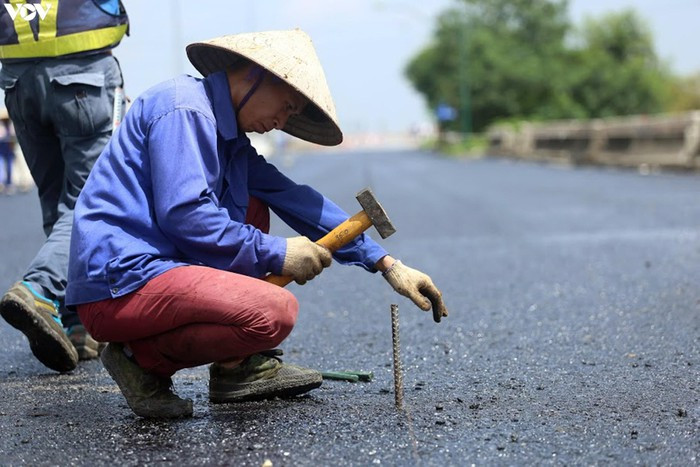 Công tác sửa chữa mặt cầu Thăng Long được đánh giá là cấp bách bởi tuyến cầu cạn vành đai 3 Mai Dịch - Nam Thăng Long đang hoàn thiện và dự kiến khánh thành trong năm nay.