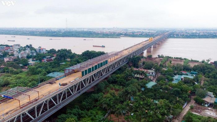 Lần sửa chữa này sẽ được thực hiện bằng những giải pháp khoa học và kỹ thuật mới nhất như sử dụng công nghệ hàn plasma để hàn đinh neo bằng thép phi 12, dài 5cm trên bản thép mặt cầu mà không làm thay đổi tính chất thép của mặt cầu.