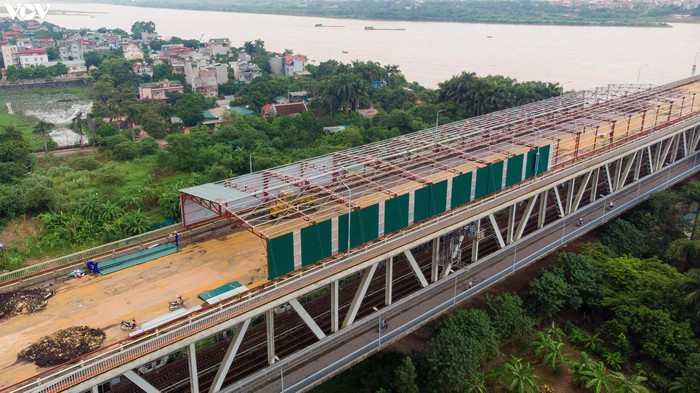 Dự án sửa chữa cầu Thăng Long do Tổng cục Đường bộ làm chủ đầu tư sẽ thực hiện gia cường mặt cầu thép hiện tại, hàn các đinh neo thép vào bản mặt thép và lắp đặt lưới thép.