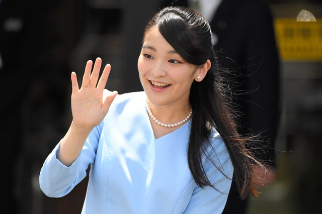 Công chúa Mako, cháu gái của Hoàng đế Naruhito, nhiều lần trì hoãn đám cưới vì những rắc rối của nhà trai và đại dịch Covid-19. Ban đầu, đám cưới của Công chúa Mako và bạn trai thường dân, Kei Komuro, dự kiến diễn ra vào năm 2018. Tuy nhiên, vì nhà chồng rơi vào nợ nần do tranh chấp tài chính giữa mẹ của Komuro và vị hôn phu cũ, hôn lễ đã phải hoãn. Ảnh: Asahi.