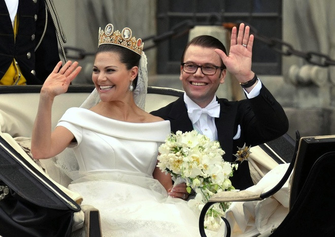 Công chúa Thụy Điển Victoria Ingrid Alice Desiree là con gái lớn của Vua Carl XVI Gustaf và Hoàng hậu Silvia. Công chúa Victoria gặp bạn trai Daniel Westling lần đầu vào năm 2001 khi anh làm huấn luyện viên cá nhân của cô tại phòng tập thể hình ở Stockholm. Cả hai trải qua giai đoạn yêu đương đầy thử thách trước khi có đám cưới cổ tích vào năm 2010. Ảnh: Wikimedia.