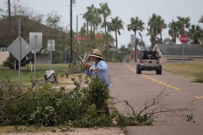 Cơn bão đổ bộ vào Texas giữa lúc địa phương này đang phải nỗ lực đối phó với dịch COVID-19 khiến hoạt động cứu hộ cứu nạn gặp nhiều khó khăn.