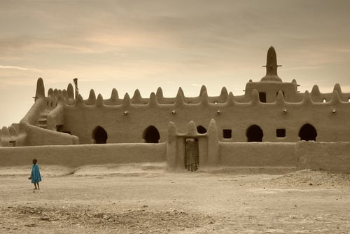 Theo Factcity, Nhà thờ Hồi giáo Djenne, một Di sản thế giới được UNESCO công nhận, là công trình xây dựng bằng gạch bùn lớn nhất thế giới. Ảnh: FF.
