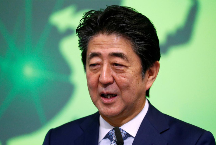 Abenomics được đánh giá là đã giúp đưa nước Nhật thoát ra khỏi tình trạng đình trệ kinh tế trong thời kỳ rất dài. Sau 5 năm thực hiện chính sách kinh tế này, nền kinh tế Nhật Bản có những chuyển biến đáng kể, tỷ lệ thất nghiệp giảm. Ảnh: Reuters.