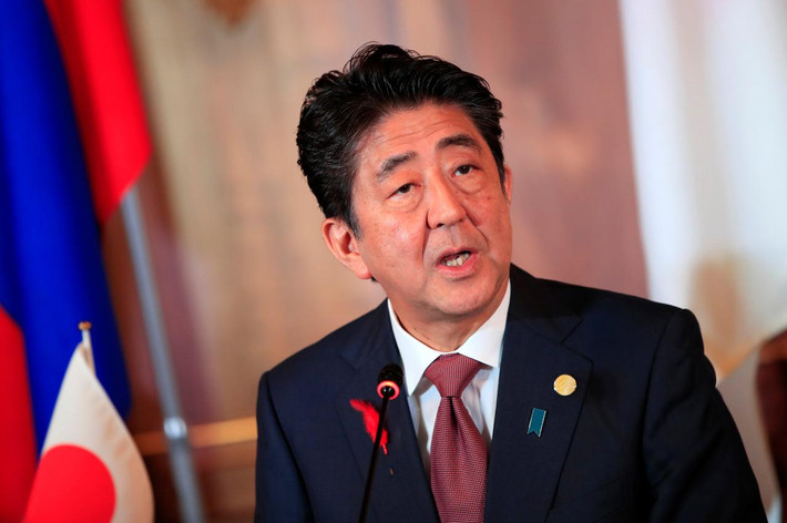 Chính sách trọng tăng trưởng trong Abenomics, nhất là chương trình mua lại trái phiếu của Ngân hàng Trung ương Nhật Bản, giúp tốc độ tăng trưởng GDP của nước này lấy lại mức tăng trưởng dương. Ảnh: ET.