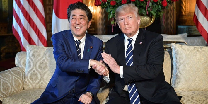 Ngoài chính sách Abenomics, dấu ấn lớn mà ông Abe để lại trong thời gian giữ chức được cho là nỗ lực nhằm hình thành “liên minh kim cương” với Ấn Độ, Úc và bang Hawaii của Mỹ để bảo vệ hoạt động hàng hải trải dài từ Ấn Độ Dương đến Tây Thái Bình Dương. Ảnh: Thủ tướng Abe bắt tay Tổng thống Mỹ Donald Trump hồi tháng 4/2018. Ảnh: Getty.
