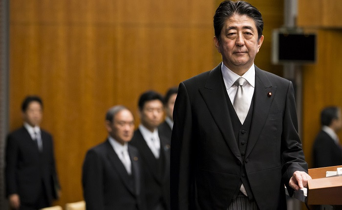 Cụ thể, sau khi trở lại nắm quyền năm 2012, Thủ tướng Shinzo Abe công bố chính sách kinh tế Abenomics, với 3 trọng tâm gồm thúc đẩy chi tiêu công, nới lỏng chính sách tiền tệ và tăng trưởng kinh tế sâu rộng. Ảnh: LI.