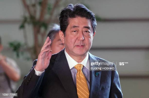 Việc thực thi chính sách Abenomics đã đem lại những kết quả tích cực cho nền kinh tế Nhật Bản, đặc biệt là những thành công với 2 "mũi tên" đầu tiên là bơm tiền vào thị trường thông qua kích thích hệ thống tài chính và tạo việc làm thông qua chính sách nới lỏng của Ngân hàng Trung ương Nhật Bản. Ảnh: Getty.
