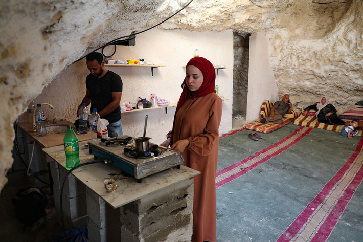 Amarneh nhận ra rằng do hang động là một sự hình thành tự nhiên nên Israel không thể cho rằng nó được xây dựng bất hợp pháp, trong khi Chính quyền Palestine đồng ý đăng ký "ngôi nhà" này dưới tên anh.