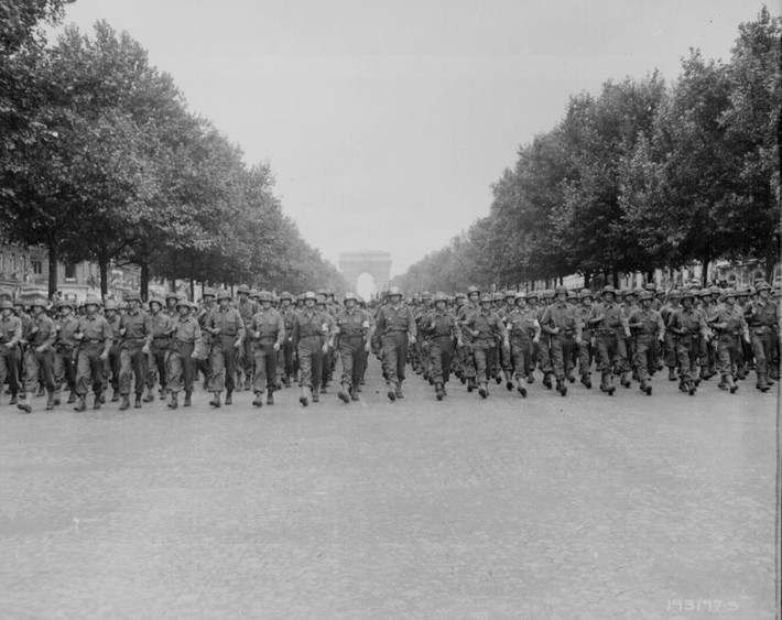 Lính Mỹ tuần hành qua đại lộ Champs Elysees ở Paris (Pháp) sau khi Paris được giải phóng khỏi tay quân Đức, ngày 29/8/1944.