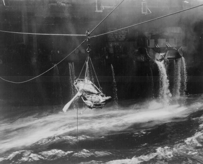 Những người bị thương được chuyển từ tàu USS Bunker Hill sang tàu USS Wilkes Barre sau cuộc tấn công của Nhật Bản ngoài khơi Okinawa, ngày 11/5/1945.