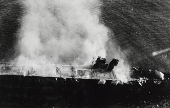 Tàu sân bay Hiryu của Nhật bốc cháy trước khi chìm xuống trong trận chiến Midway ngày 5/6/1942. Trận Midway là một trận hải chiến quan trọng trong Thế chiến Thứ hai tại chiến trường Thái Bình Dương, diễn ra ngày từ ngày 4/6 – 7/6/1942.