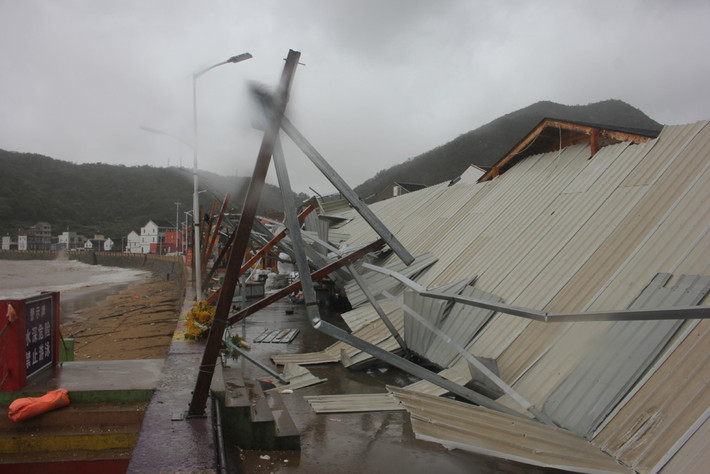 China Daily cho biết bão Hagupit gây mưa xối xả tại Chiết Giang và các khu vực lân cận. Mưa lớn cũng được ghi nhận tại các khu vực nằm trong vùng ảnh hưởng của hoàn lưu bão ở miền Nam và Đông Nam Trung Quốc. Trong khi đó, gió bão giật từ cấp 7 đến cấp 10 ở một số khu vực như cửa sông Trường Giang, vịnh Hàng Châu, cũng như các khu vực ven biển của Chiết Giang và Phúc Kiến. Ảnh: China Daily.