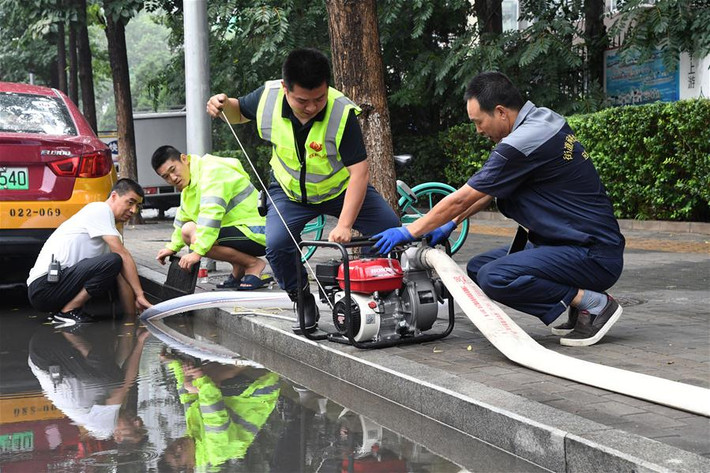 Ngày 12/8, Công ty Thoát nước Bắc Kinh cho biết họ trong tinh thần sẵn sàng ở mức cao nhất, bố trí hơn 3.000 công nhân ứng trực để xử lý bất cứ sự cố ngập lụt nào do mưa bão gây ra. Ảnh: THX.