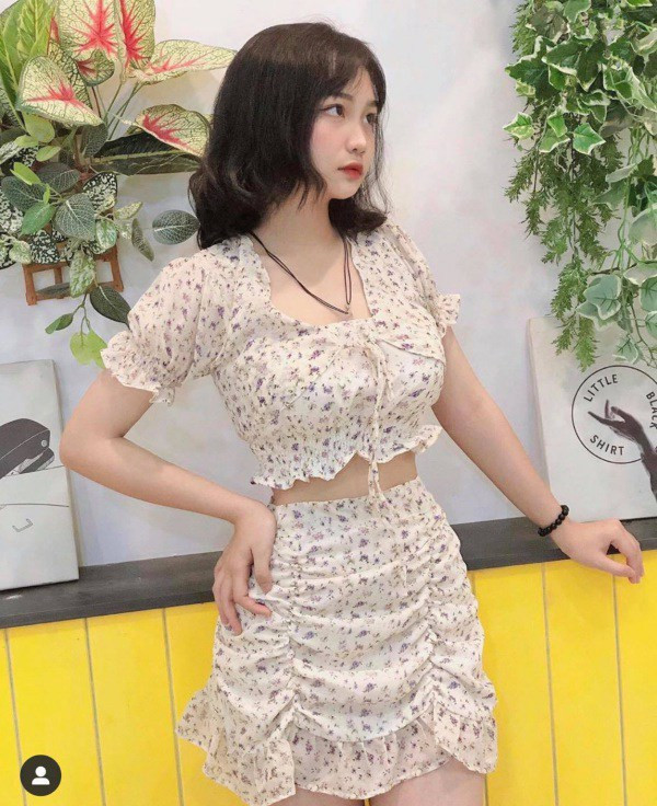 Cô nàng 18 tuổi có gu thời trang chuẩn hot girl với các thiết kế nữ tính, "bánh bèo" và có một chút gợi cảm.