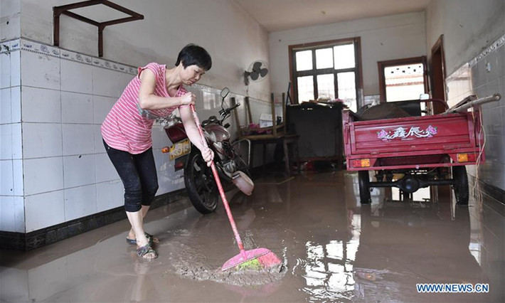 Mưa lũ làm đảo lộn cuộc sống của người dân Tứ Xuyên. Mời độc giả xem thêm video: Trung Quốc trước nguy cơ từ Đập Tam Hiệp (Nguồn video: VTC Now)