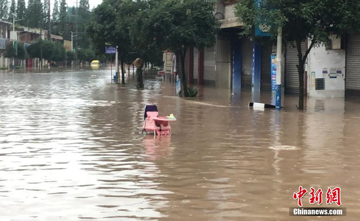 Nước sông tràn bờ làm ngập một số khu vực đô thị ở thành phố Ya'an và Lạc Sơn. Chính quyền địa phương đã sơ tán hơn 100.000 người bị ảnh hưởng.