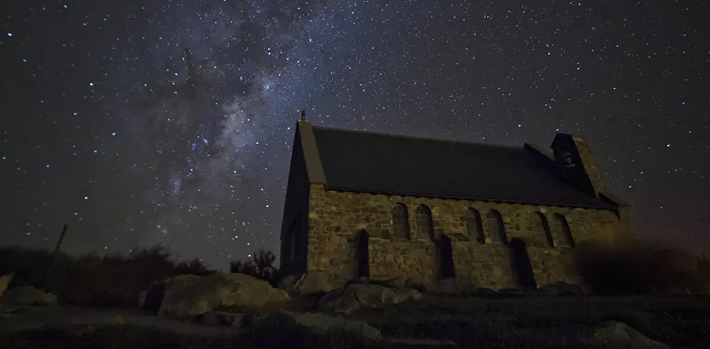 Một ngôi nhà đơn độc ở thị trấn Lake Tekapo, New Zealand.