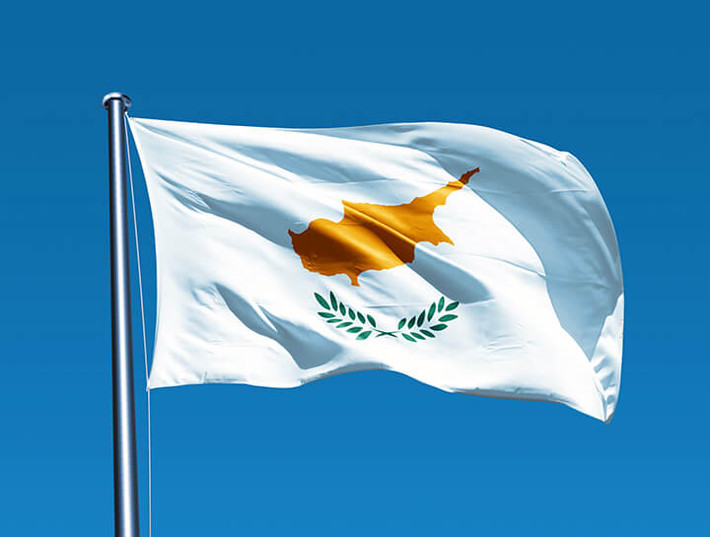 Cyprus là nước đầu tiên trên thế giới in hình bản đồ quốc gia lên quốc kỳ của nước này. Ảnh: JAC.