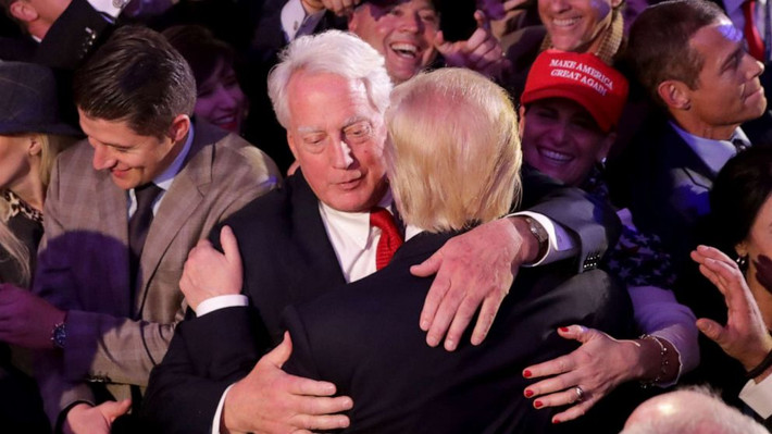 Tổng thống Trump thông báo em trai ông, Robert Trump, đã qua đời tại một bệnh viện ở New York đêm 15/8 (giờ Mỹ). Ảnh: Ông Robert (trái) ôm anh trai, Donald Trump, giữa đám đông tại một sự kiện trước đây. Ảnh: ABC News.