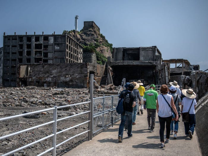 Đảo Hashima, Nhật Bản, từng có hơn 5.000 cư dân (gồm các công nhân mỏ và gia đình của họ) sinh sống vào năm 1959. Tuy nhiên, khi các mỏ than đá bắt đầu cạn kiệt vào năm 1974, hầu hết mọi người đã rời khỏi đây. Hòn đảo đông đúc một thời giờ hoàn toàn bị bỏ hoang.