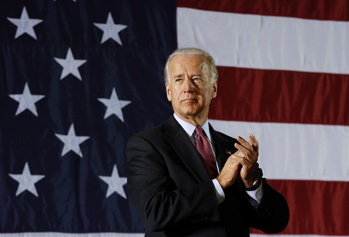 Sau đó, Biden tranh cử vào Hội đồng Quận New Castle với một lập trường chính trị tự do, bao gồm chủ trương ủng hộ nhà ở xã hội tại khu vực ngoại ô, và giành chiến thắng. Ông làm việc tại Hội đồng Quận từ năm 1970 đến năm 1972, song song với việc hoạt động trong ngành luật. Ảnh: NBC News.