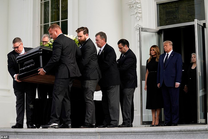 Theo tờ Dailymail, ông Robert qua đời ngày 16/8, một ngày sau khi Tổng thống Trump bay tới thăm em trai tại bệnh viện ở New York. Ảnh: Người hộ tang khiêng quan tài xuống bậc thềm. Ảnh: AP.