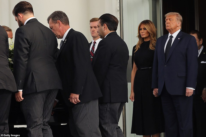 Có lúc, Tổng thống Trump nhắm mắt và đứng lại một lúc trên bậc thang khi quan tài em trai được đưa xuống. Bà Melania đã nắm chặt tay chồng an ủi. Ảnh: Getty Images.