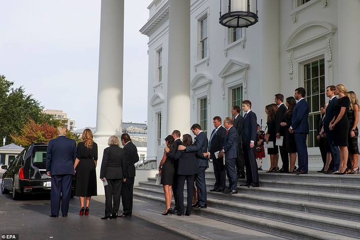 Em trai ông Trump là một trong vài dân thường được tổ chức tang lễ tại Nhà Trắng. Ảnh: EPA.