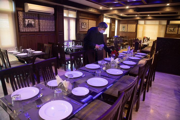 Khách sạn Standard ở Srinagar từng có tới 30 nhân viên, nhưng hiện giờ chỉ còn lại 3 người. Ảnh: Nhân viên lau dọn bàn trong nhà hàng vắng vẻ của Khách sạn Standard.