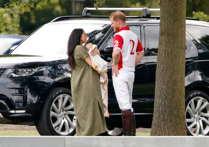 Công nương Meghan Markle mặc chiếc váy rộng bế con trai Archie khi đi xem một trận đấu polo từ thiện.