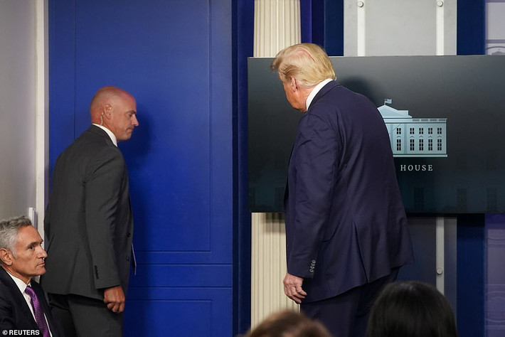 Tổng thống Trump sau đó được đưa tới phòng Bầu Dục của Nhà Trắng.