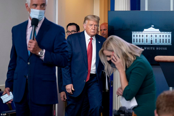 Sau khi trở lại phòng họp báo, Tổng thống Trump nói rằng ông không hề bị ảnh hưởng bởi vụ việc. Nhà lãnh đạo Mỹ tiếp tục bài phát biểu và trả lời các câu hỏi về vụ nổ súng, thị trường chứng khoán...